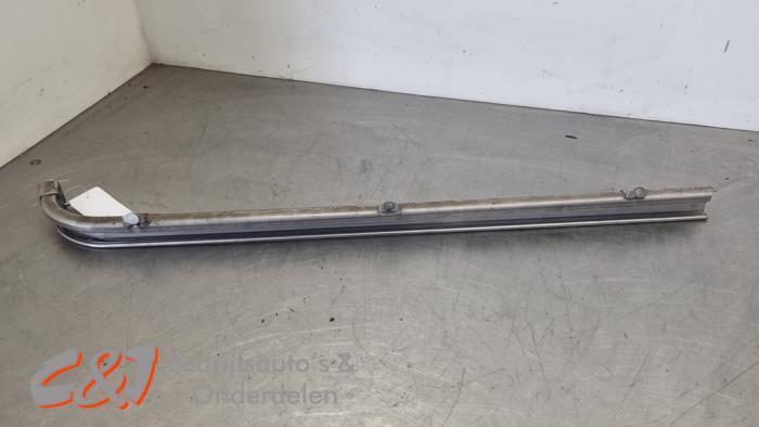 Schuifdeurrail links van een Mercedes Vito, Auto-onderdelen, Carrosserie, Mercedes-Benz, Gebruikt, 3 maanden garantie, Ophalen of Verzenden