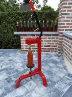 Boucheuse à vin avec séchoir à bouteilles.