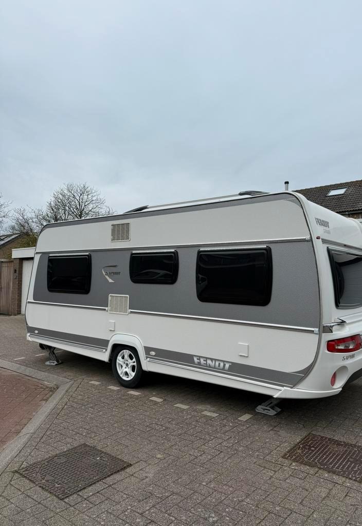 Fendt Saphir 495 SFB Blackline (2013) – 4 slaapplaatsen, Caravans en Kamperen, Caravans, Particulier, tot en met 4, 1250 - 1500 kg