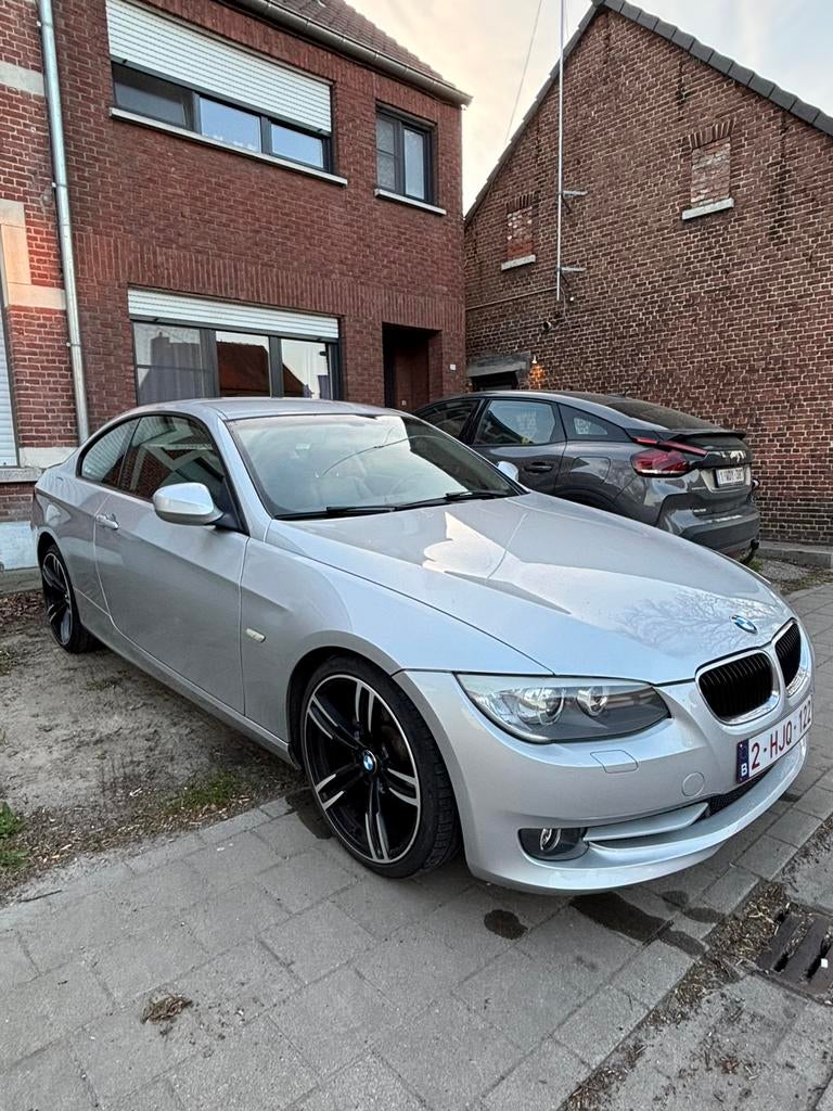 BMW E92 318i, Autos, Achat, Boîte manuelle, 1820 kg, Noir