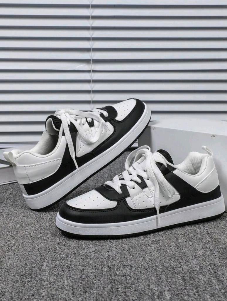 Zwart-witte sneakers in goede staat, Kleding | Heren, Ophalen