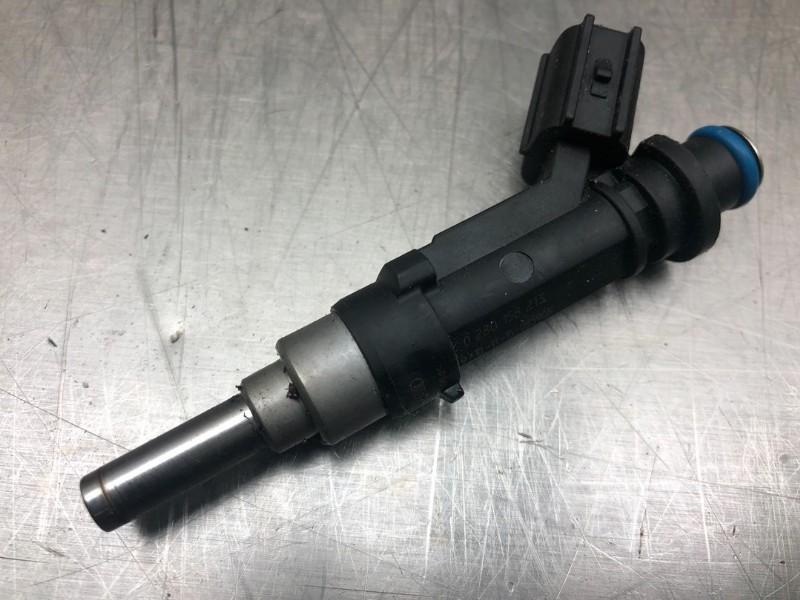 INJECTOR BRANDSTOF Toyota Yaris III (P13) (|2320947010|), Auto-onderdelen, Gebruikt, Toyota