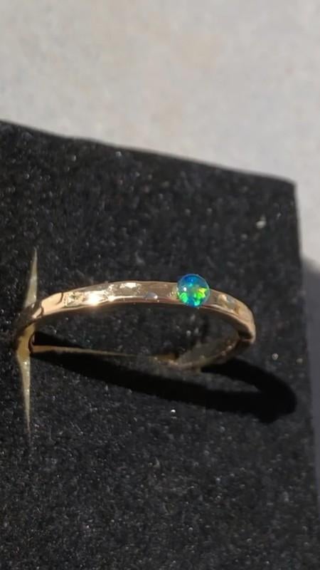 Goudkleurige Ring Maat 18.8mm met natuurlijk Opaal Triplet, Met edelsteen, Nieuw, Ophalen of Verzenden, Dame of Heer