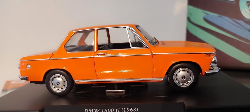 BMW 1600 Ti 1968 oranje 1:24, in vitrinedoosje., Hobby en Vrije tijd, Modelauto's | 1:24, Ophalen of Verzenden