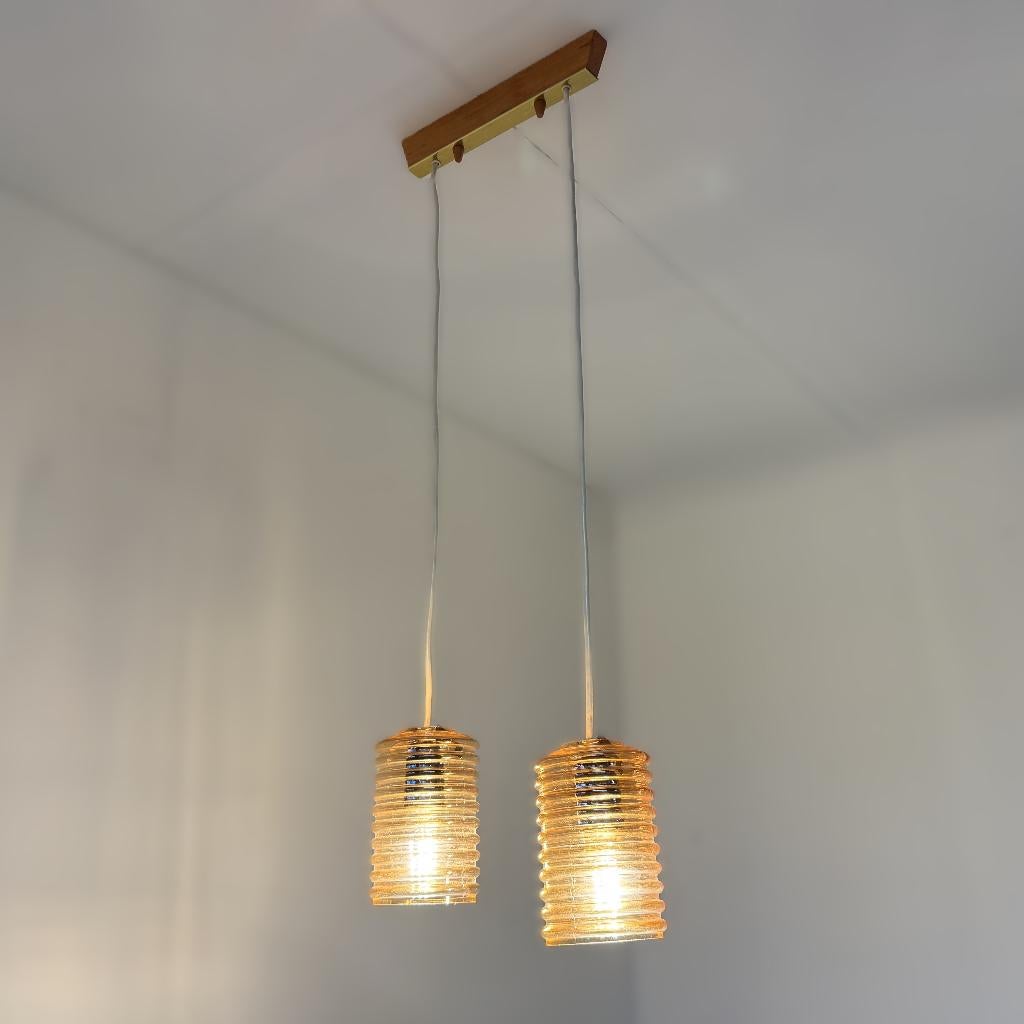 Vintage plafondlamp met twee amberkleurige kappen, Huis en Inrichting, Lampen | Plafondlampen, Zo goed als nieuw, Glas, Hout, Ophalen of Verzenden
