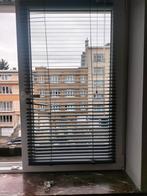 Stores vénitiens noirs, Enlèvement