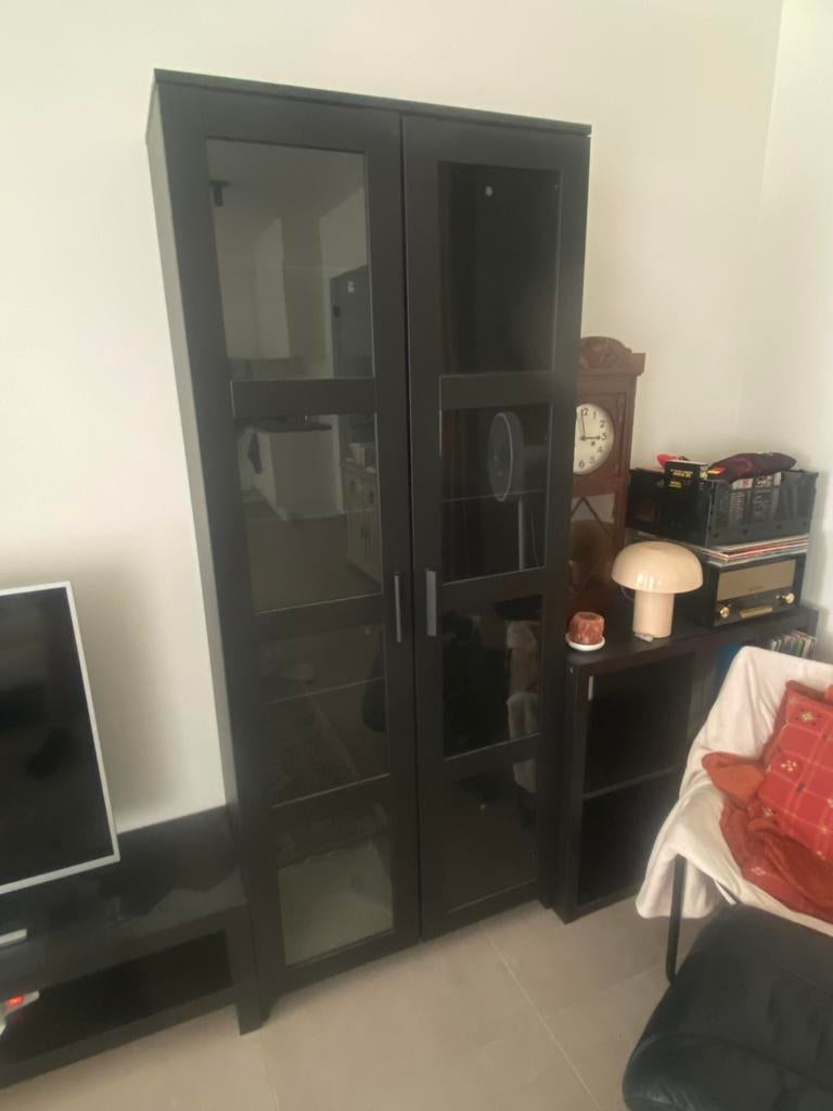 MUST GO - 2 vitrines IKEA Brimnes, Maison & Meubles, Armoires | Vitrines, 25 à 50 cm, Utilisé, 50 à 100 cm, Avec tablette(s)