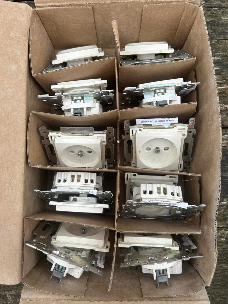 10 Prises niko sans terre neuve, Bricolage & Construction, Enlèvement, Comme neuf