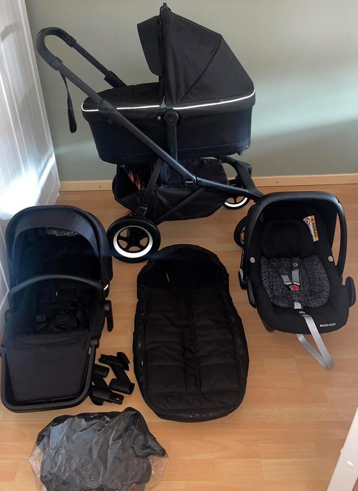 Thule Sleek Midnight Black sur fond noir avec Isofix, Enfants & Bébés, Poussettes & Combinaisons, Comme neuf, Poussette, Enlèvement