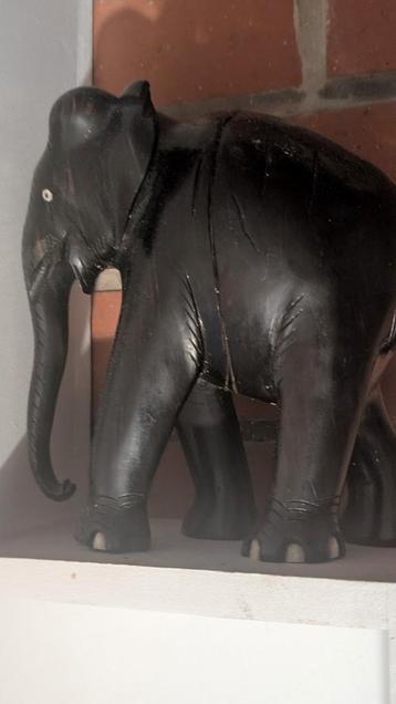 Oude houten olifant beschikbaar voor biedingen