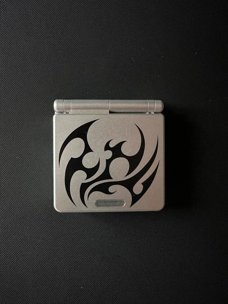 Gameboy Advance SP (Tribal), Games en Spelcomputers, Spelcomputers | Nintendo Game Boy, Zo goed als nieuw, Game Boy Advance SP