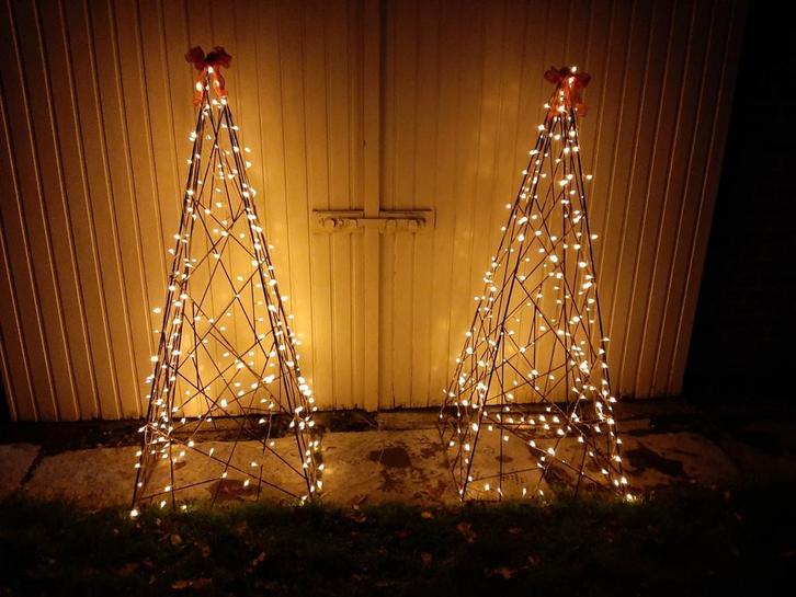 Kerstverlichting voor buiten -  pyramide in metaal, Diversen, Kerst, Zo goed als nieuw, Ophalen