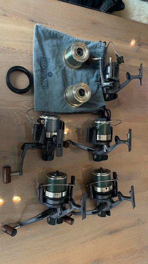 4 x daiwa tournament 5000T met 2 x reservespoelen en covers, Watersport en Boten, Hengelsport | Karpervissen, Zo goed als nieuw