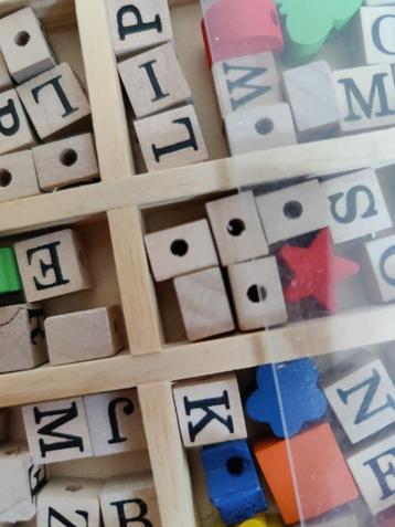 Houten letterkralen en vormpjes beschikbaar voor biedingen
