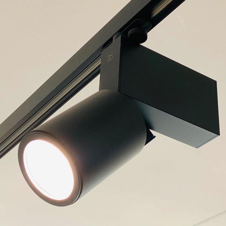 Verlichting (led) op rail - merk Nexia, Zakelijke goederen, Kantoor en Winkelinrichting | Kantoormeubilair en Inrichting, Ophalen
