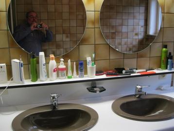 Porseleinen lavabo (2 stuks) + 2 ronde spiegels