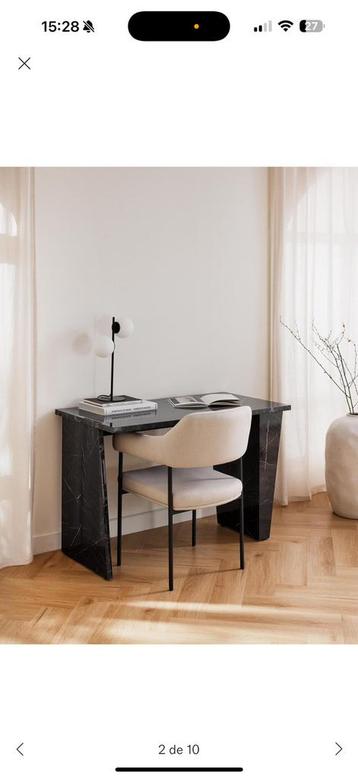 Marmeren bureau beschikbaar voor biedingen