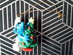 Smurf met Kerstboom, uit 1981, Schleich, Hong Kong, 5,5 cm, Ophalen of Verzenden, Zo goed als nieuw, Poppetje, Figuurtje of Knuffel