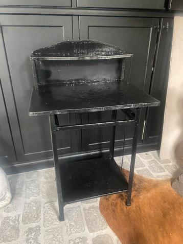 Metalen tafel beschikbaar voor biedingen