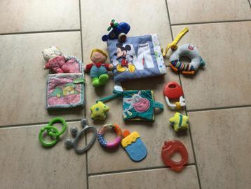 SET SPELLETJES EN ACCESSOIRES VOOR BABY'S: 2 EURO PER LOT beschikbaar voor biedingen