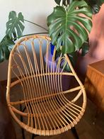 Rotan wipstoel, Huis en Inrichting, Stoelen, Ophalen, Zo goed als nieuw