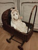 Oude poppenwagen met handgemaakt konijn, Ophalen of Verzenden