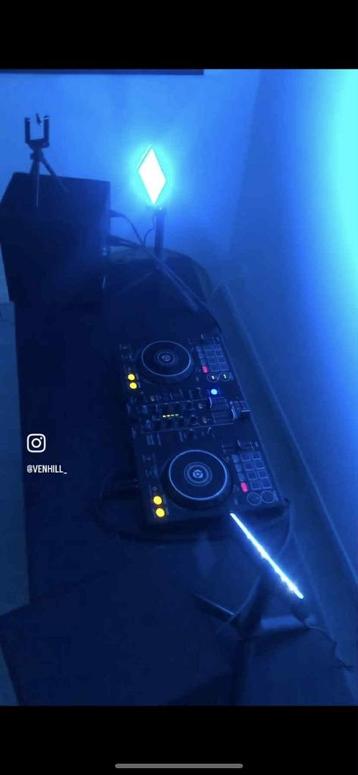 Complete DJ Set: booth, deck, boxes, lights, stand beschikbaar voor biedingen