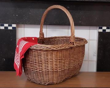 Rieten mand / decoratie / picknick / tuin beschikbaar voor biedingen