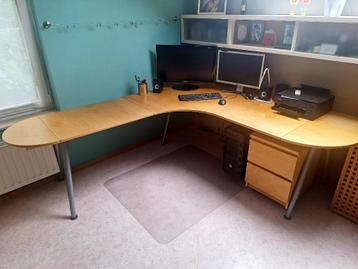 Stevige en ergonomische IKEA bureau – hoekmodel beschikbaar voor biedingen