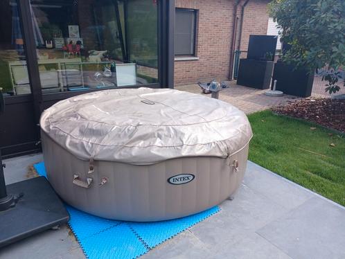 Intex jacuzzi 6 personen, Tuin en Terras, Bubbelbaden en Hottubs, Zo goed als nieuw, Ophalen