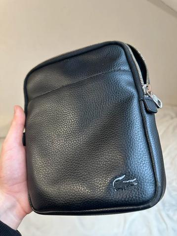 Zwarte tas van Lacoste is al gedragen beschikbaar voor biedingen