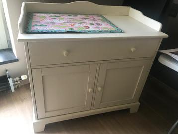 Commode verzorgtafel beschikbaar voor biedingen