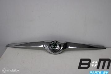 Grille lijst met logo Skoda Fabia 5J0853633A beschikbaar voor biedingen