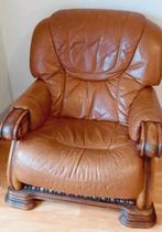 Zitten als een koning? Deze mooie bruinlederen zetel te koop, Huis en Inrichting, Stoelen, Ophalen, Bruin, Hout, Klassiek