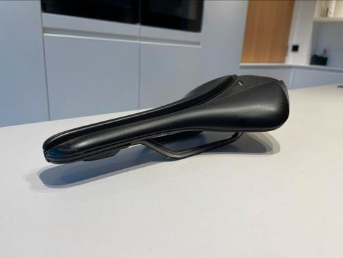 Fizik Antares R3 versus evo - 143 mm, Fietsen en Brommers, Fietsonderdelen, Zo goed als nieuw, Racefiets, Zadel, Ophalen of Verzenden