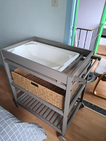 Babybad met commode beschikbaar voor biedingen