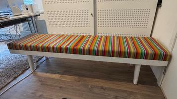 Vitra bench Level 34 in multicolor stof en wit onderstel beschikbaar voor biedingen