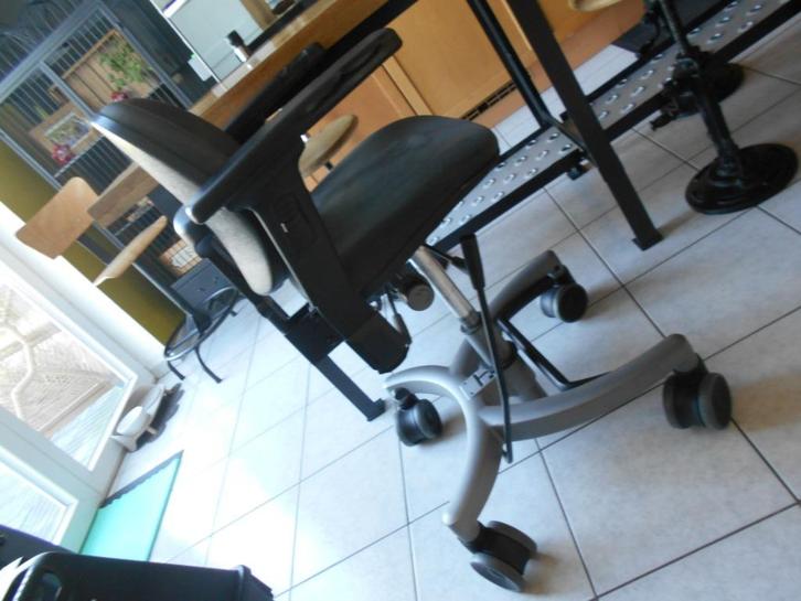 PRESTON GASSO..chaise de travail a vérin a gaz avec rotation, Maison & Meubles, Chaises de bureau, Utilisé, Chaise de bureau, Gris