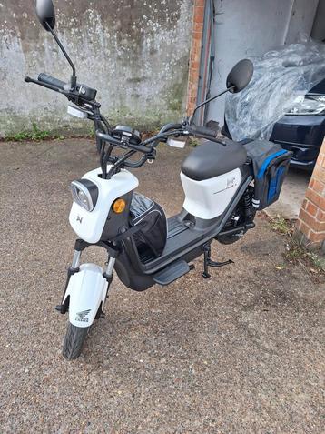 Trottinette électrique à vendre, neuve et en parfait état. disponible aux enchères