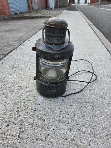 Oude scheepslamp beschikbaar voor biedingen