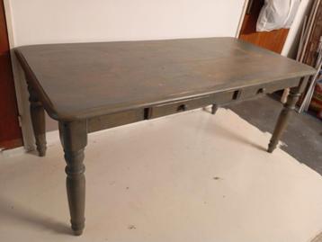 Mooie landelijk tafel  beschikbaar voor biedingen