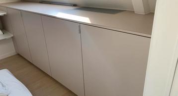 Lage wandkasten maatwerk schuine wand beschikbaar voor biedingen