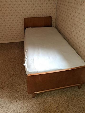 Twee vintage eenpersoonsbedden  beschikbaar voor biedingen