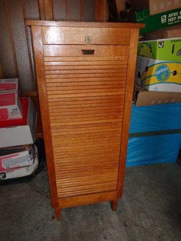 Armoire en bois à volet coulissant - meuble ancien