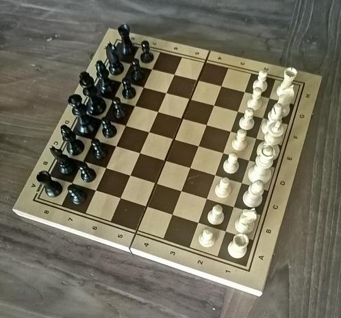 Houten schaakspel als doos uitgevoerd JeuJura Schaakstukken, Hobby en Vrije tijd, Gezelschapsspellen | Bordspellen, Zo goed als nieuw