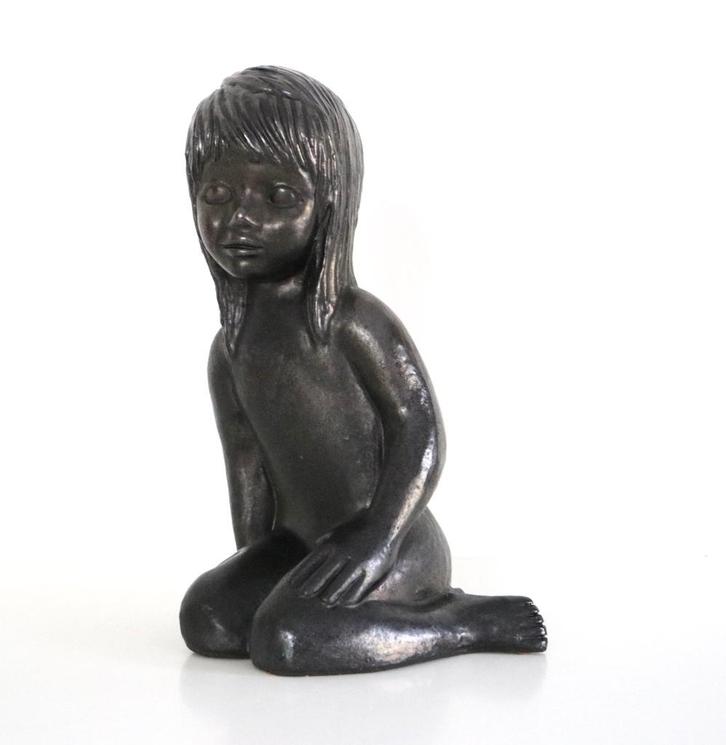 Vintage Keramiek : zittend meisje van Emiel Laskaris, Antiek en Kunst, Antiek | Keramiek en Aardewerk, Ophalen of Verzenden