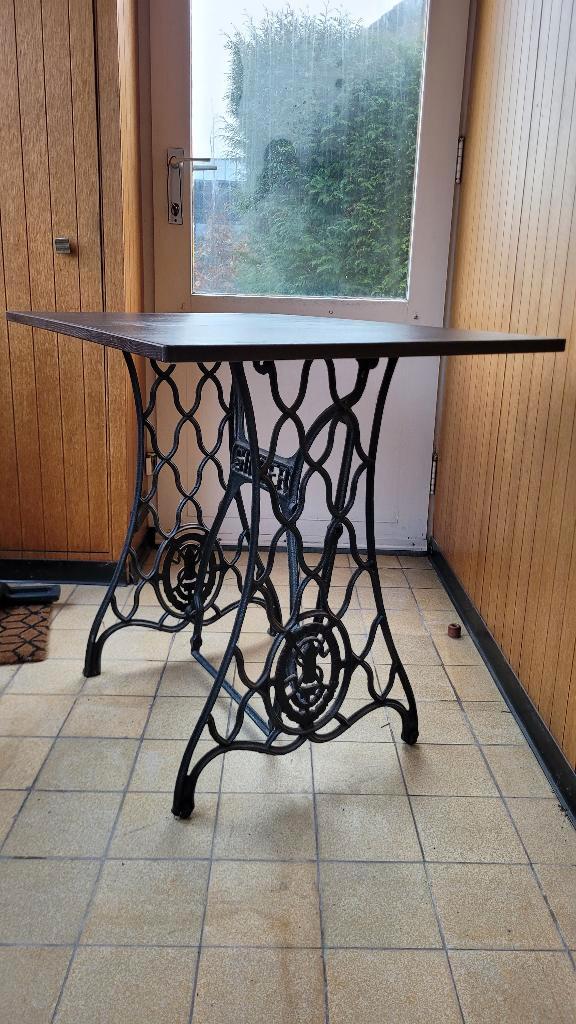 Small Desk / Table – 60  90 cm (Singer Base), Maison & Meubles, Bureaux, Utilisé, Bureau, Enlèvement
