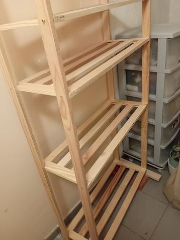 Houten opbergrek beschikbaar voor biedingen