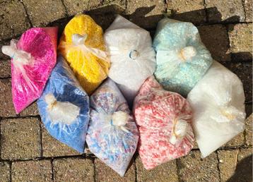 Knutsel korrels plastiek in verschillende kleuren. beschikbaar voor biedingen