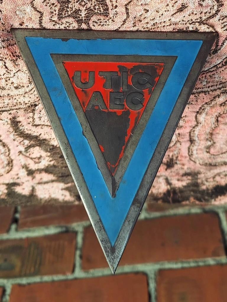 Zeldzaam en bijzonder auto embleem, mascotte...UTIC AEC🚍, Ophalen of Verzenden, Gebruikt, Reclamebord